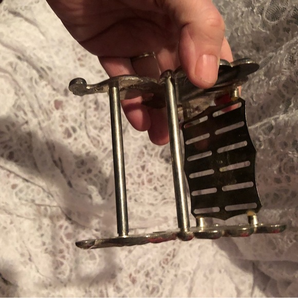Vintage Elegance silver plated knife stand and two napkin holders - great shape. - Picture 3 of 9